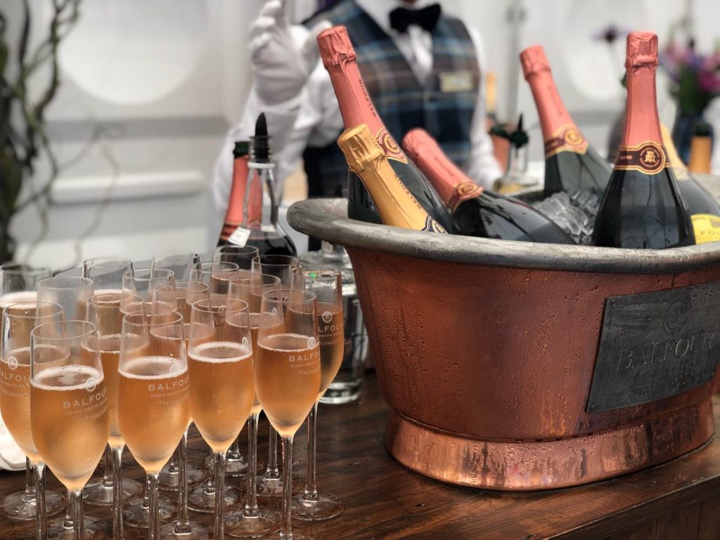 Champagne på køl og i glas